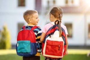 Bambini che vanno a scuola