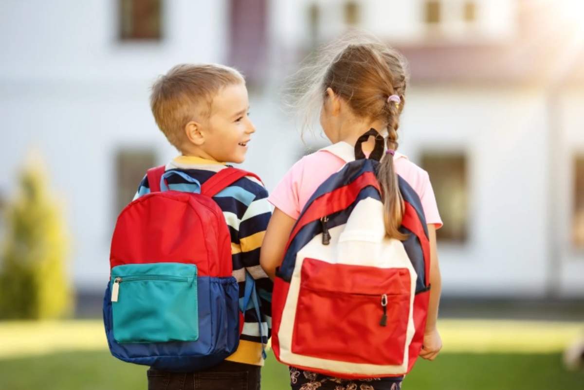 Bambini che vanno a scuola
