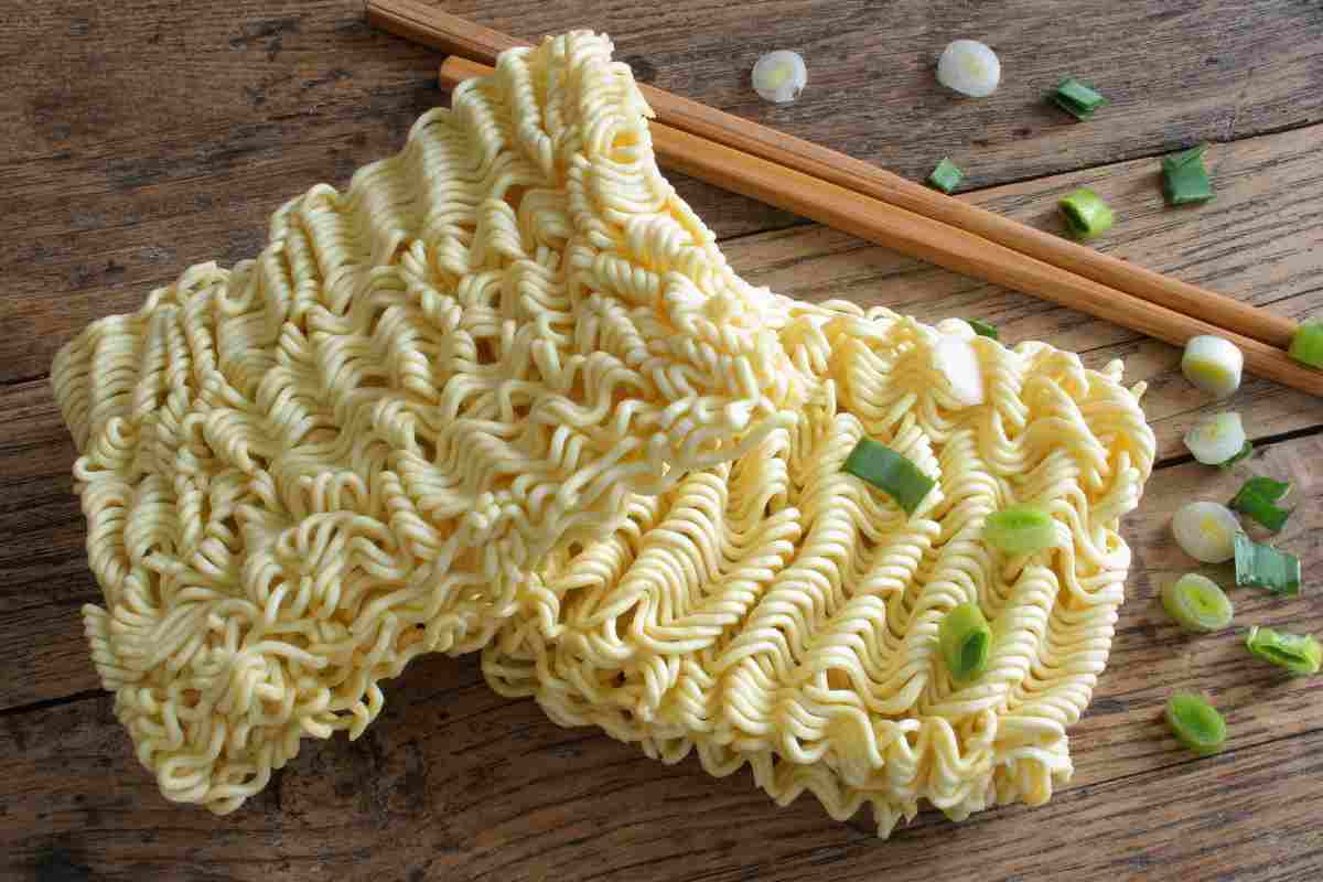 ramen crudo su un tavolo