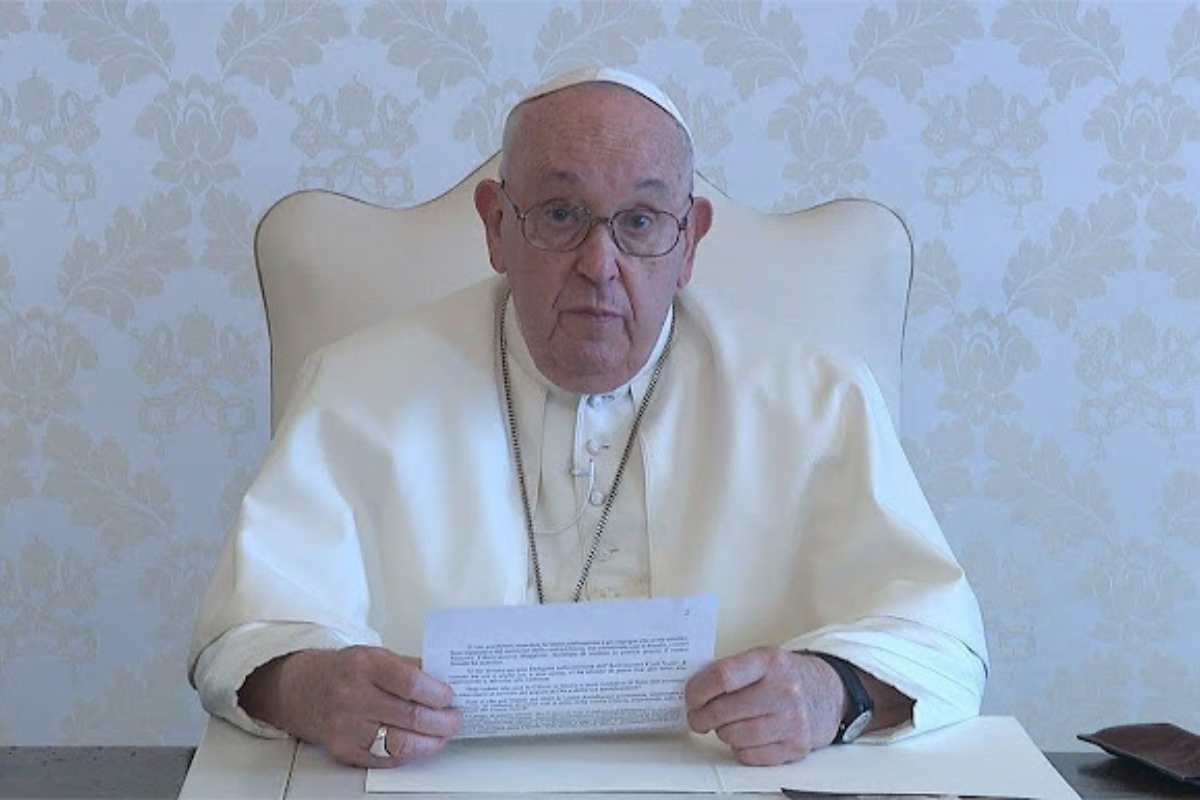 papa francesco nel suo studio