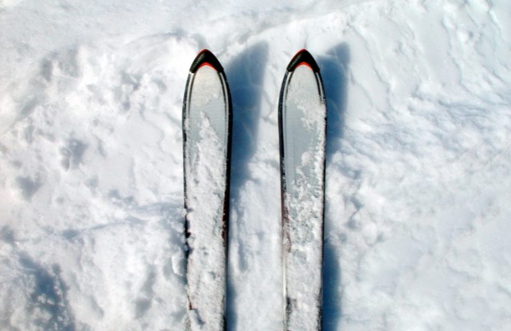 Un paio di sci nella neve