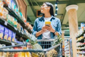 Donna al supermercato