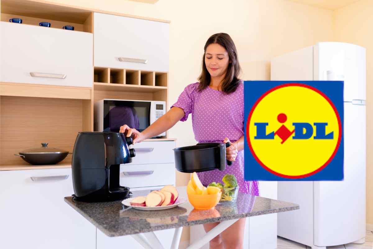 Una donna che usa una friggitrice ad aria in cucina