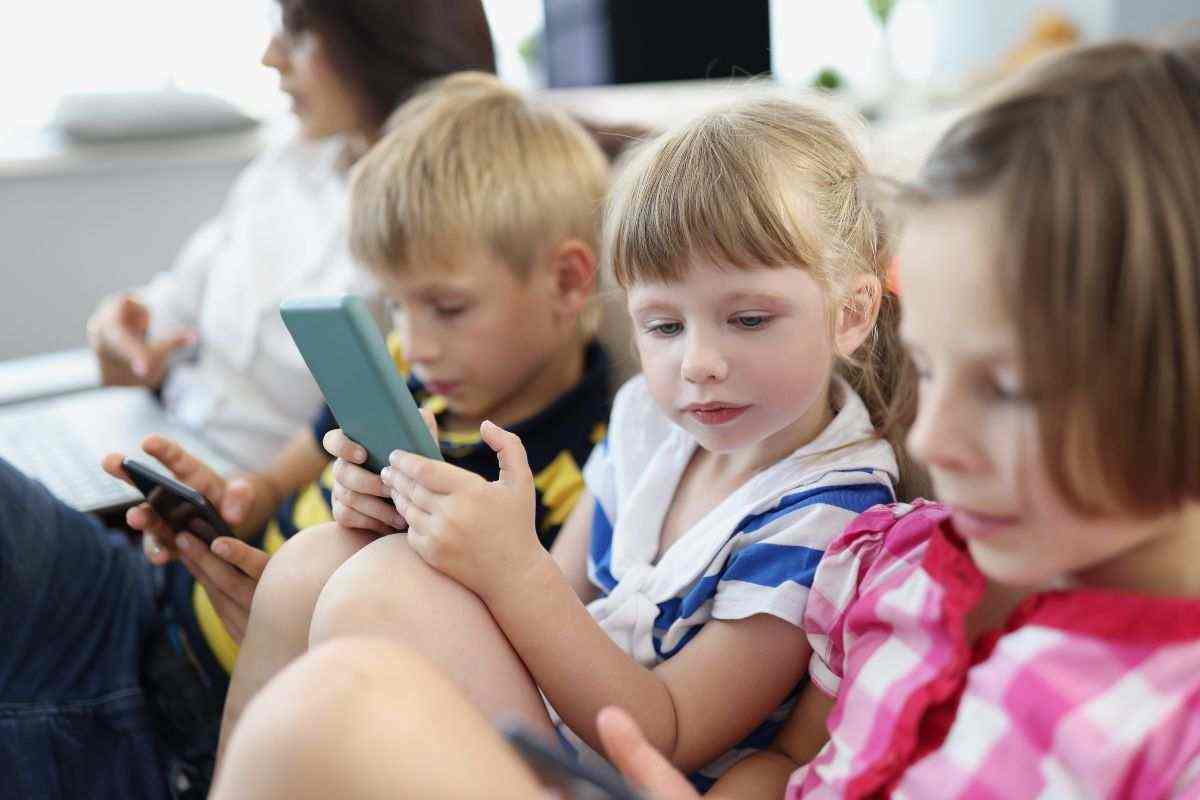 bambini giocano con lo smartphone