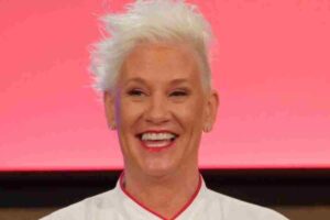 una sorridente Anne Burrell