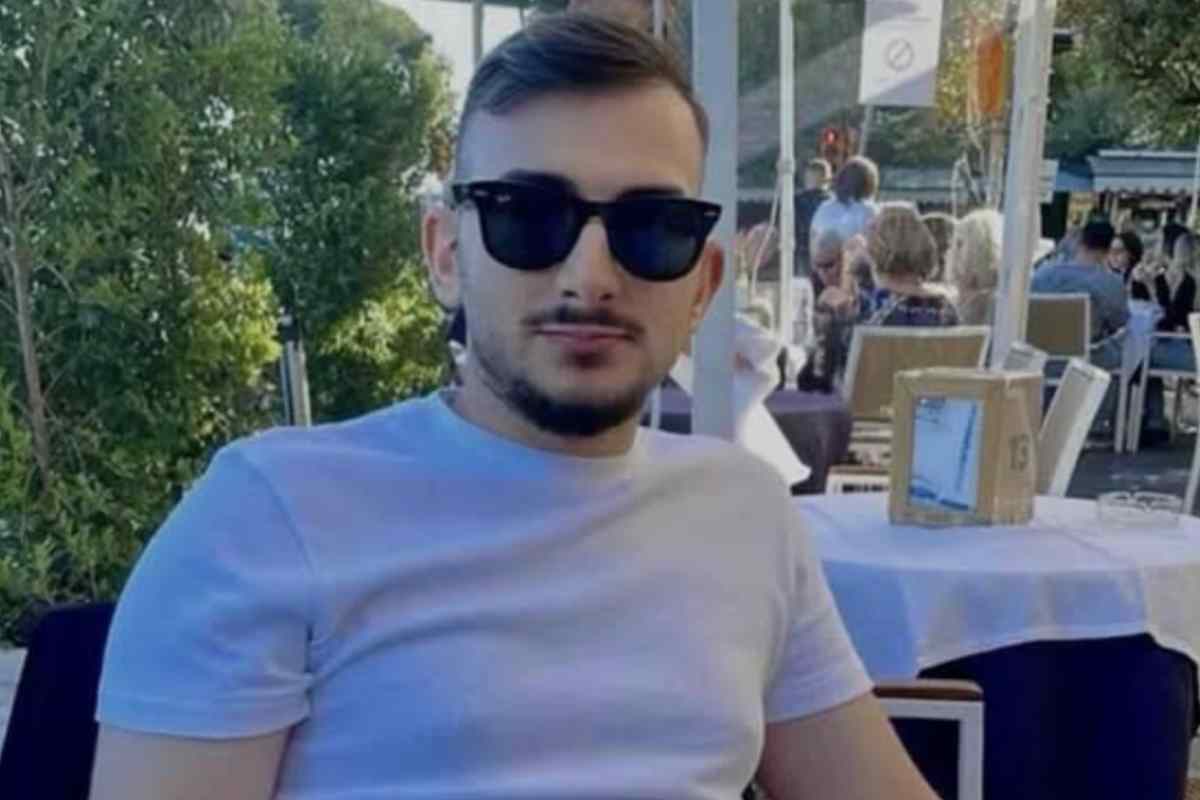 Una foto di Genny Salerno seduto a un tavolino di bar