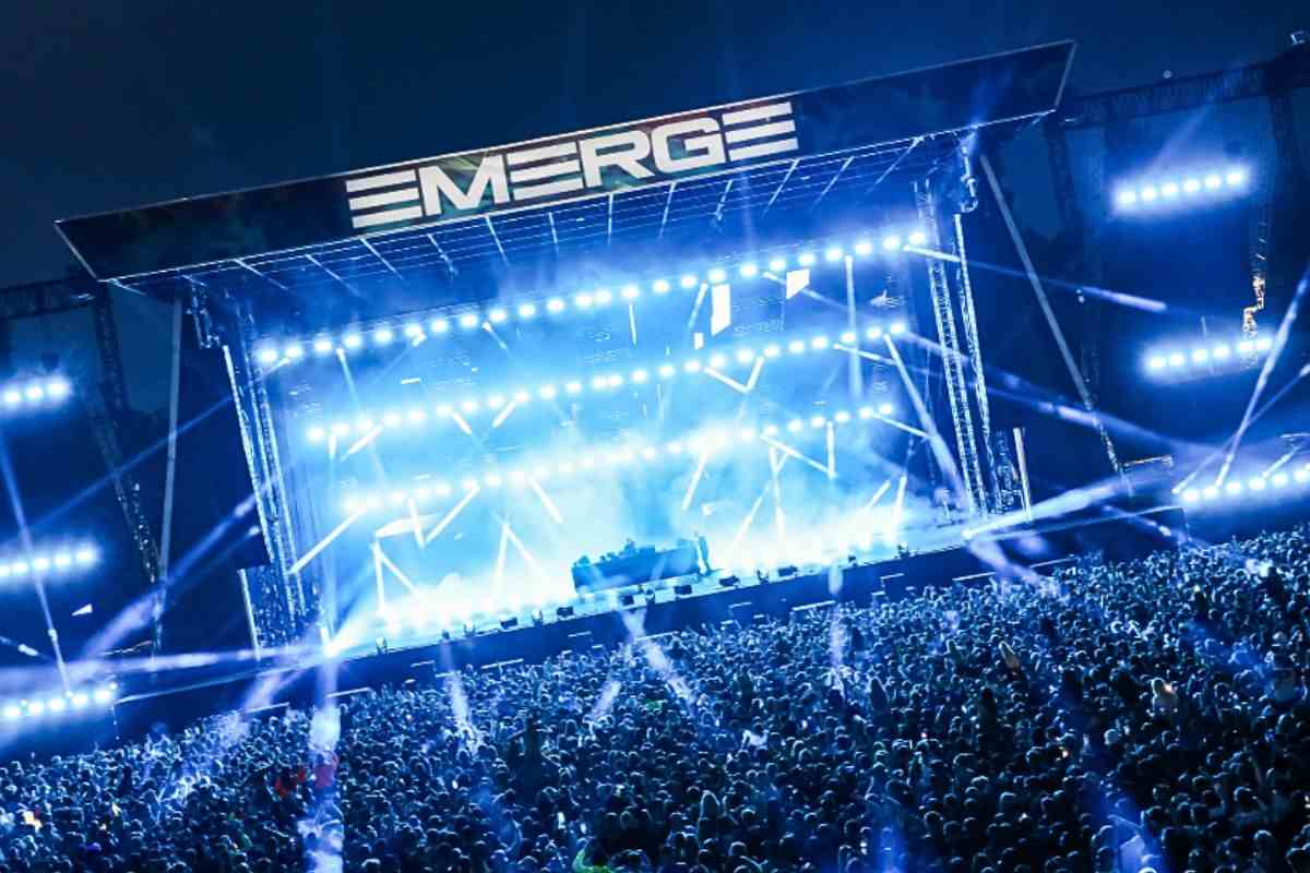 La folla sotto il palco dell'Emerge Festival