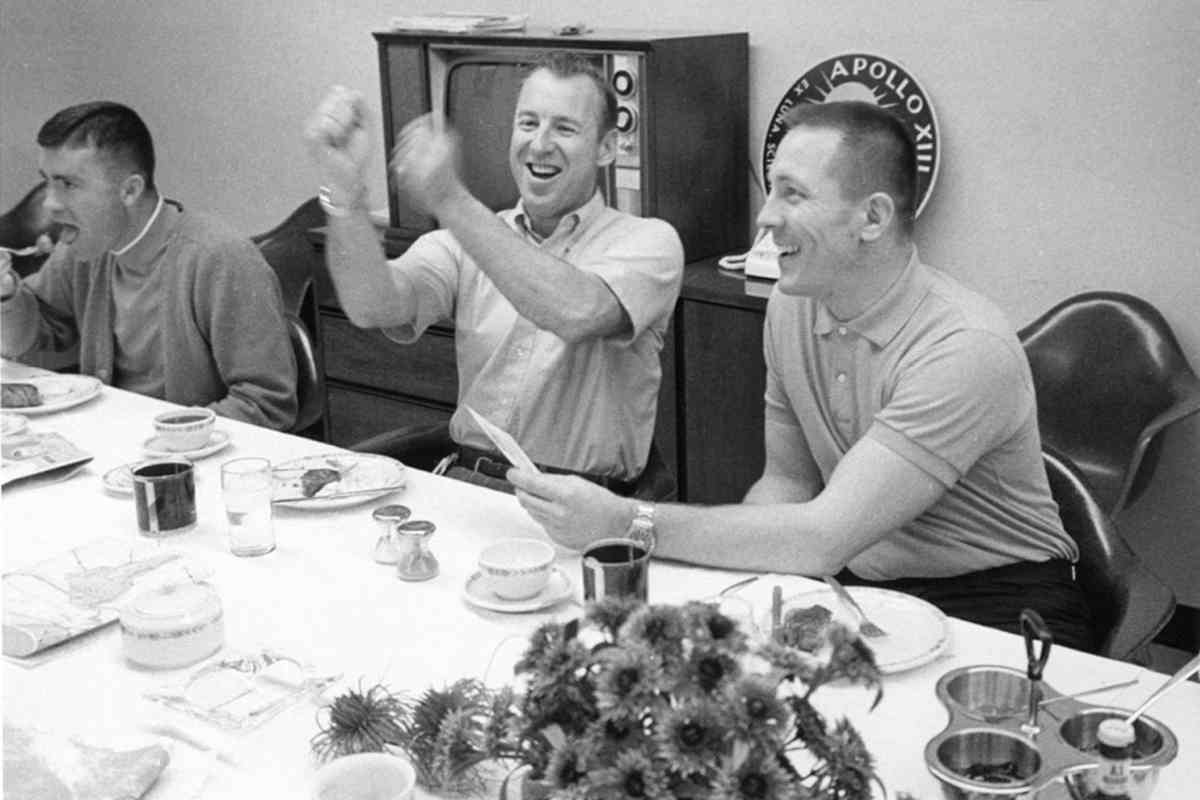 I tre astronauti dell'Apollo 13 sorridenti a un pranzo