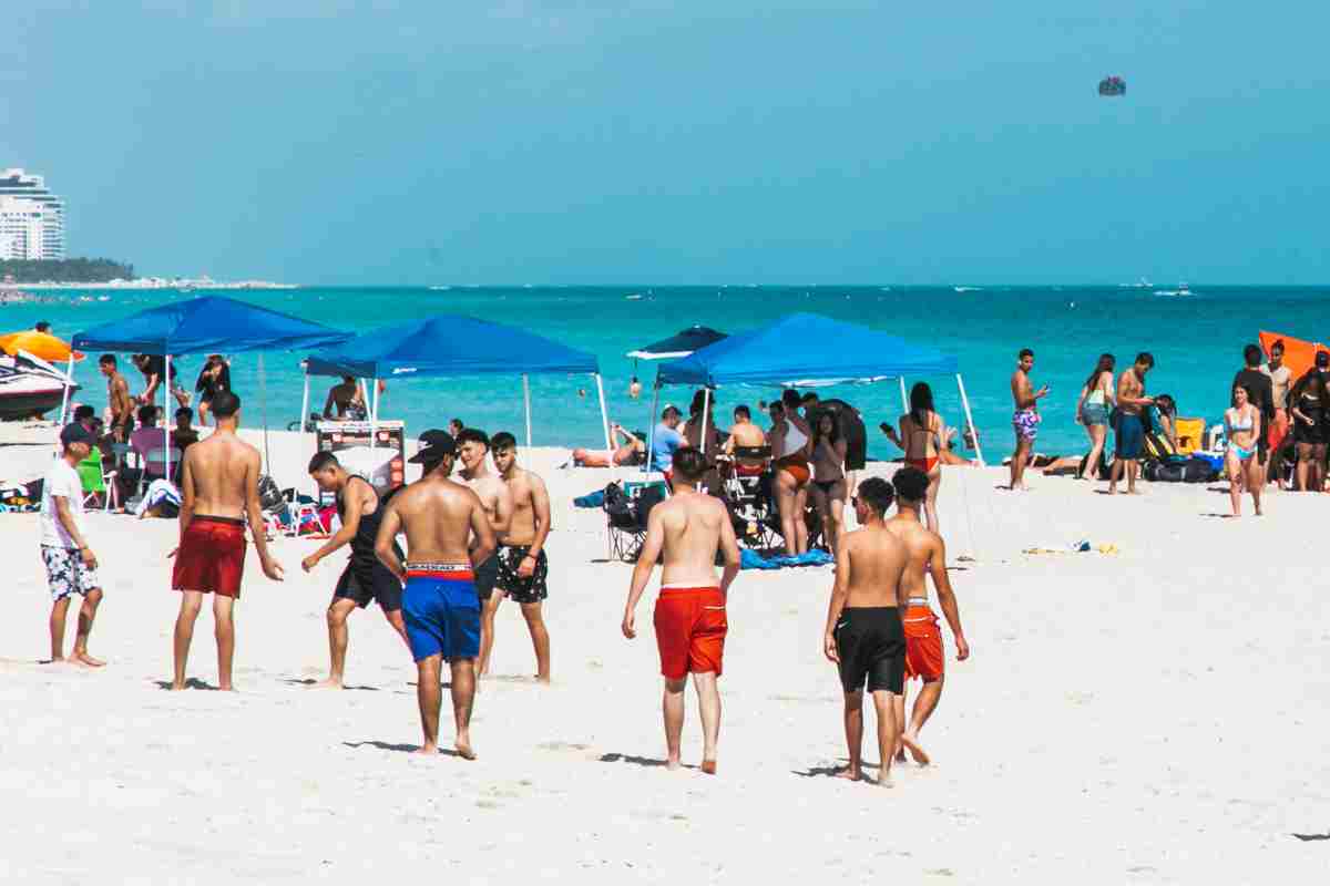 vacanzieri su una spiaggia affollata