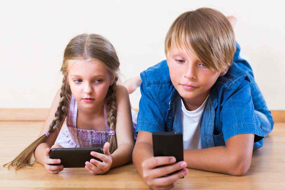bambini con lo smartphone in mano