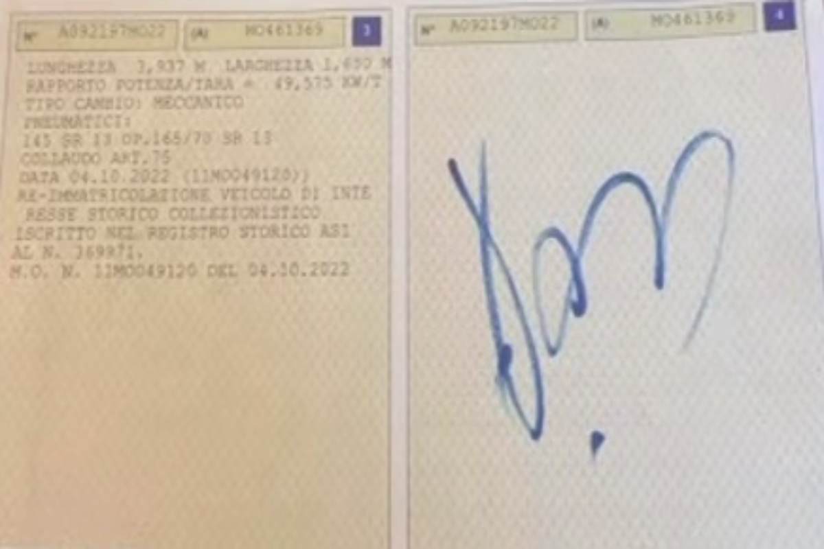 Il libretto di circolazione autografato da Vasco Rossi