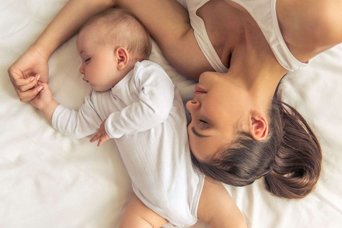 Mamma riposa insieme al suo bimbo