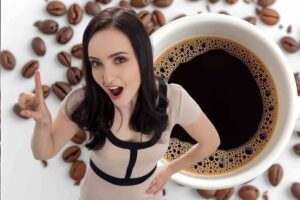 Una donna davanti a una tazza di caffè fa di no con la mano