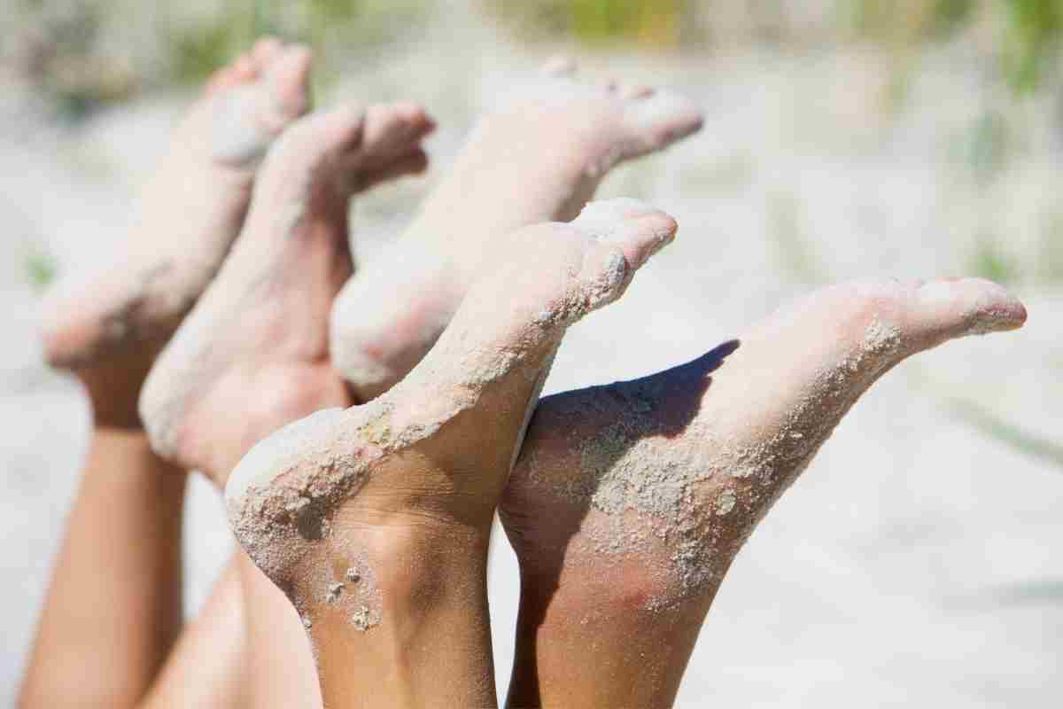 piedi scalzi sulla spiaggia