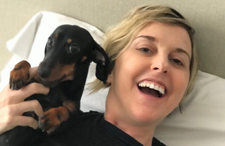 Nadia Toffa in un selfie con il suo cagnolino Totò