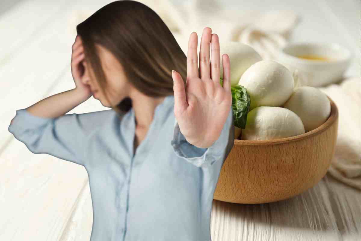una ciotola di mozzarelle davanti una donna fa cenno di no