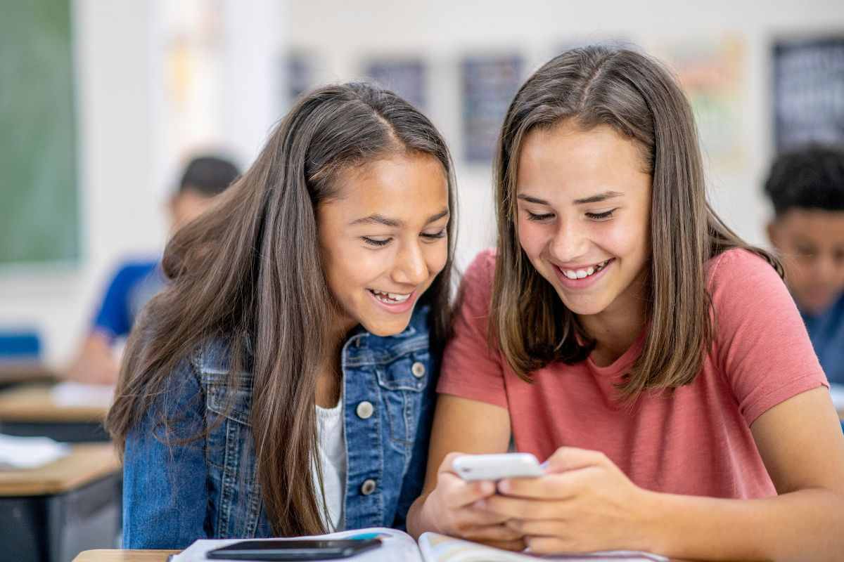 Ragazzine guardo lo smartphone durante la lezione