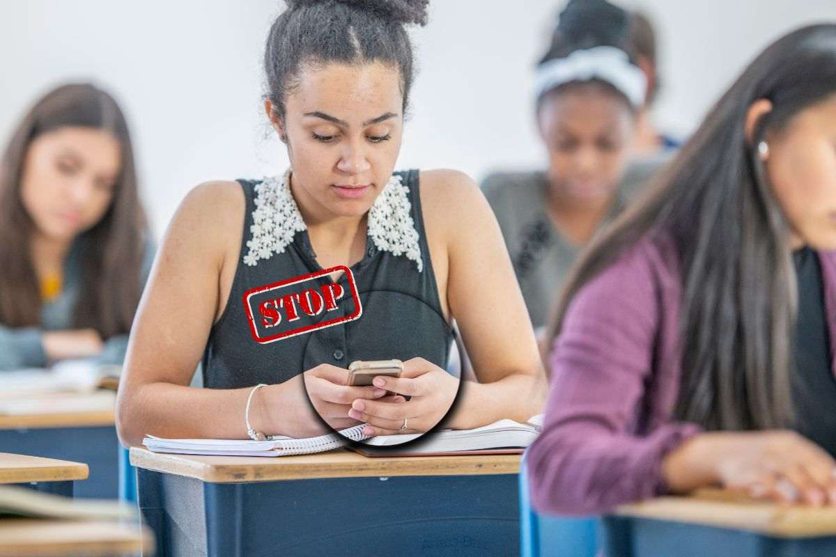 Studentessa con il cellulare in aula