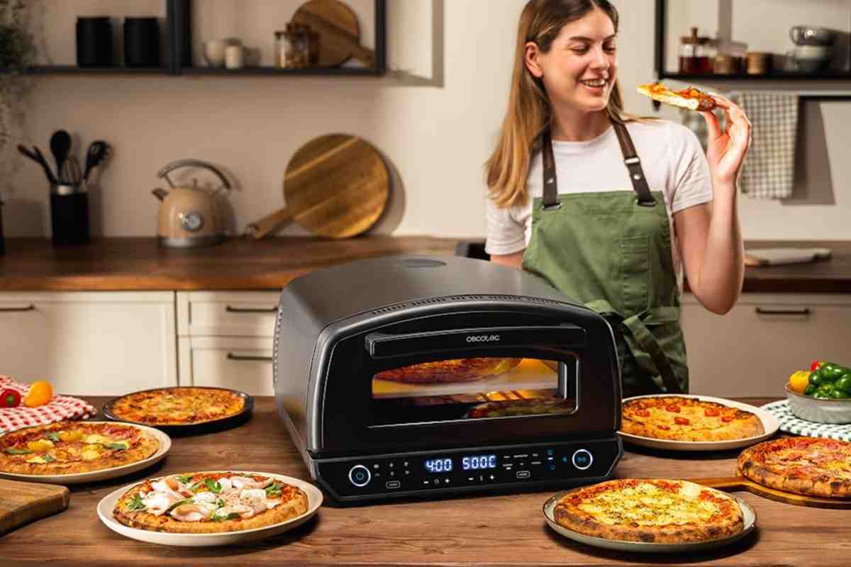 una ragazza assaggia la pizza del suo nuovo forno