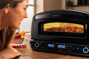 donna guarda il forno per pizza nuovo