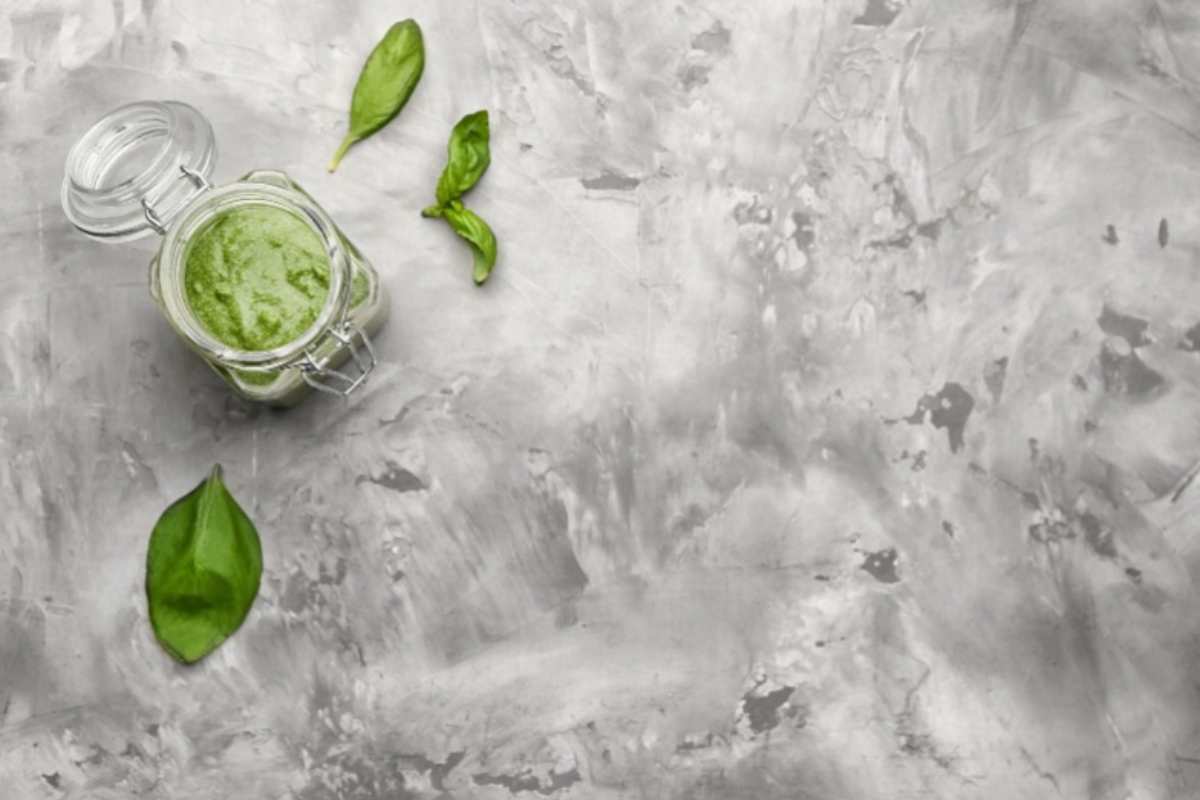 Vasetto di pesto su sfondo grigio