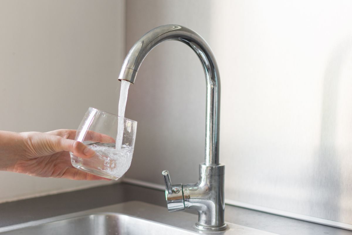 acqua del rubinetto in un bicchiere