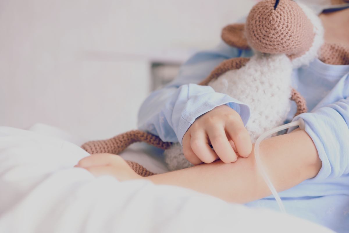bambino in ospedale con peluche