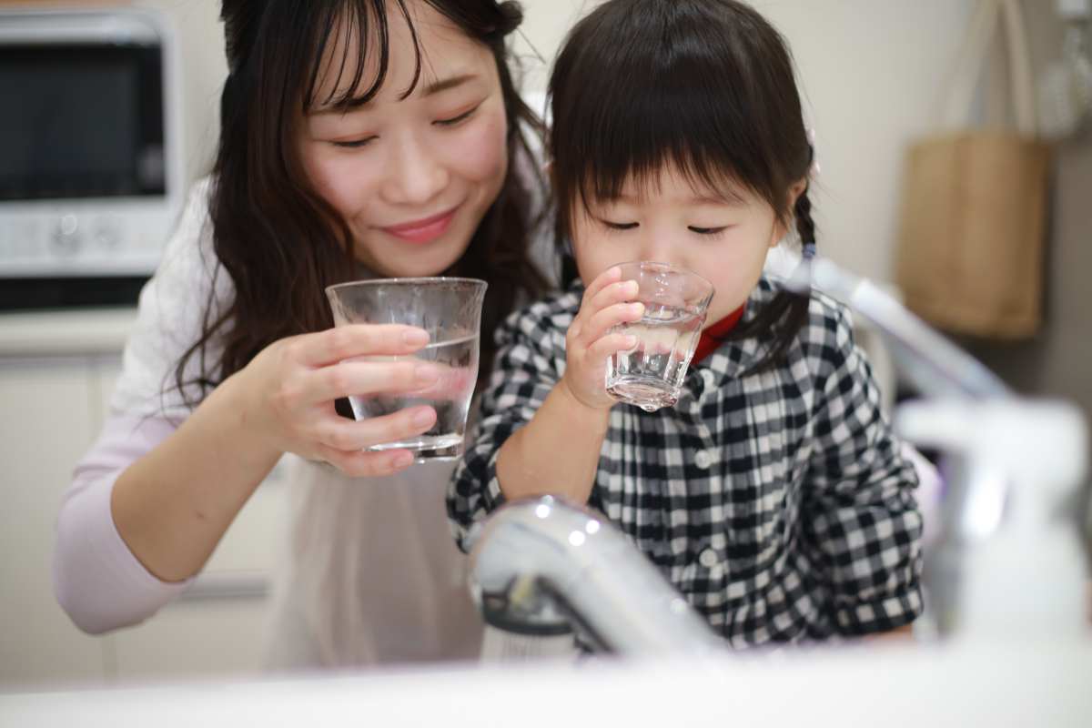 mamma e figlia bevono acqua