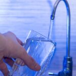 riempire bicchiere con acqua del rubinetto
