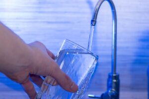 riempire bicchiere con acqua del rubinetto