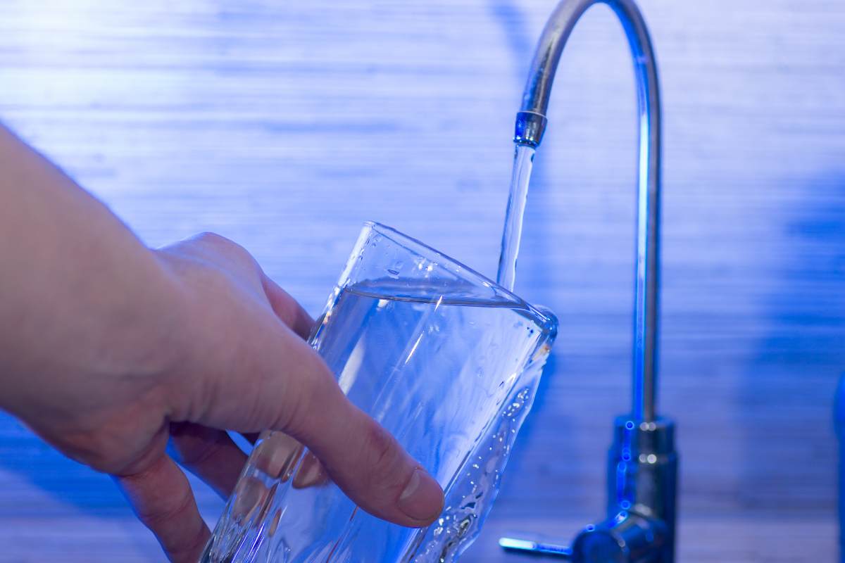 riempire bicchiere con acqua del rubinetto