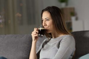 bere caffè