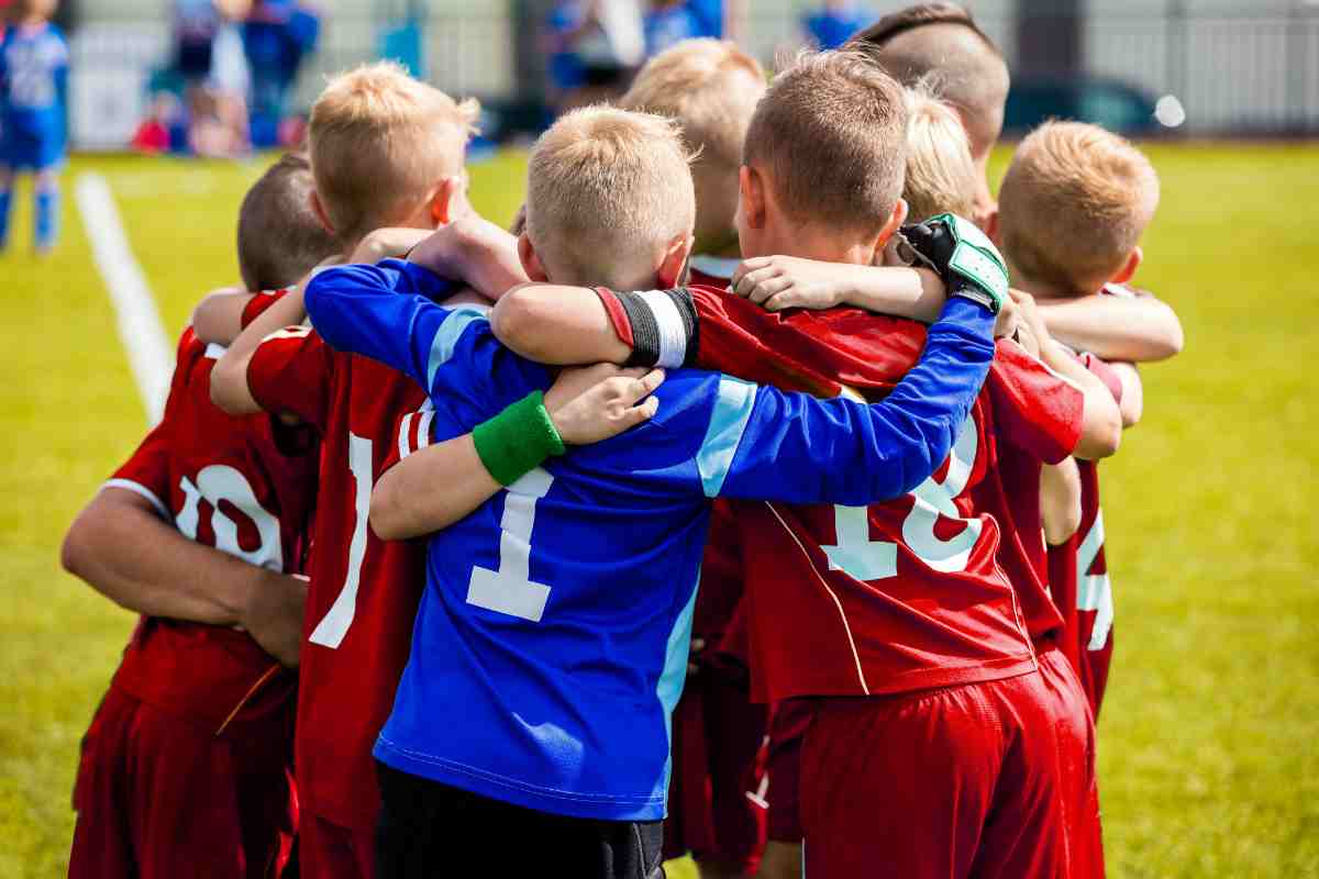 bambini calciatori che si abbracciano