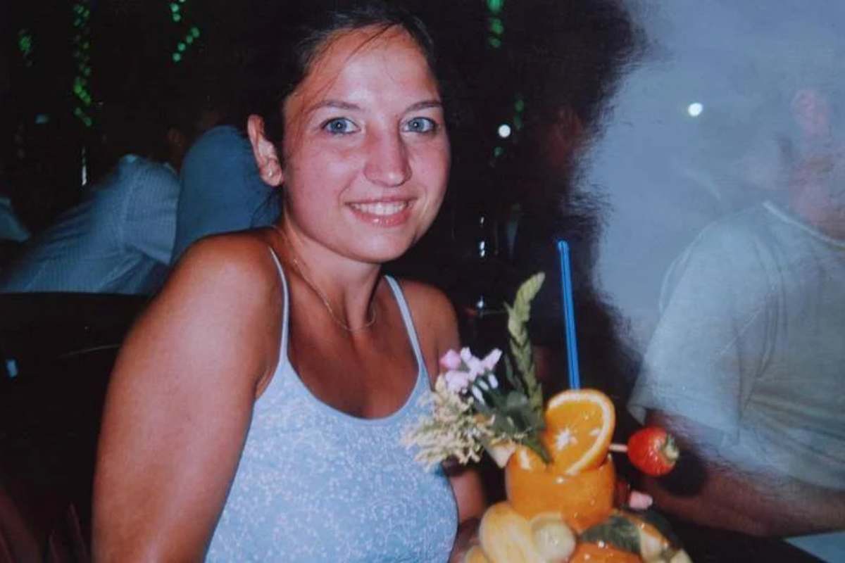chiara poggi con drink in mano