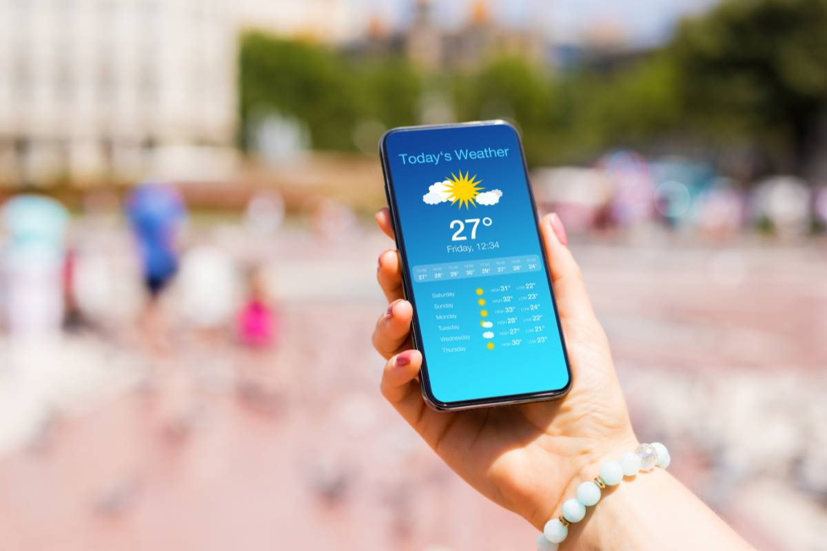 smartphone con meteo