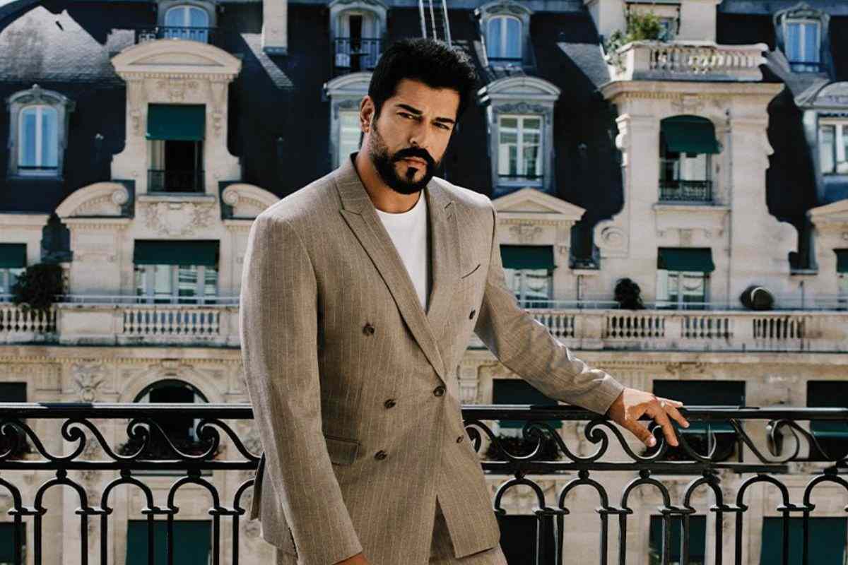 Burak Özçivit in posa per uno spot