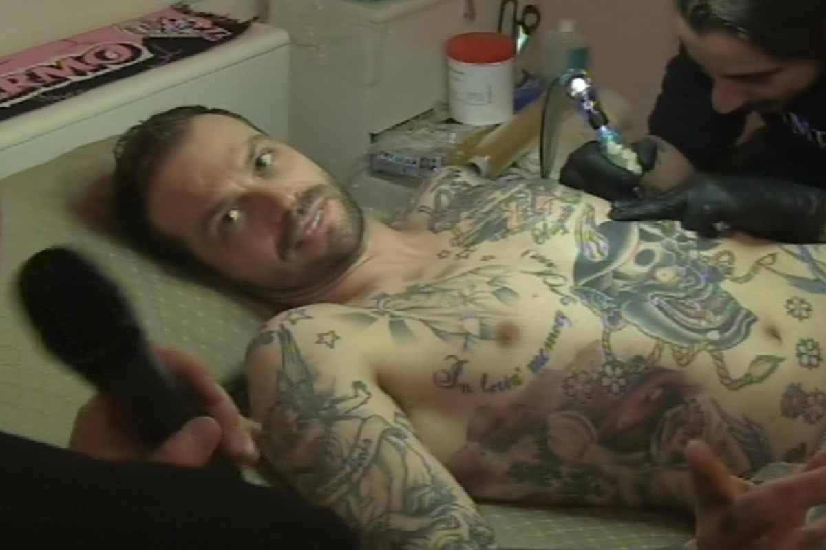 paul baccaglini si fa tatuare scudetto del palermo