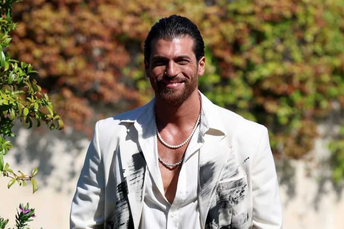 L'attore Can Yaman sorridente