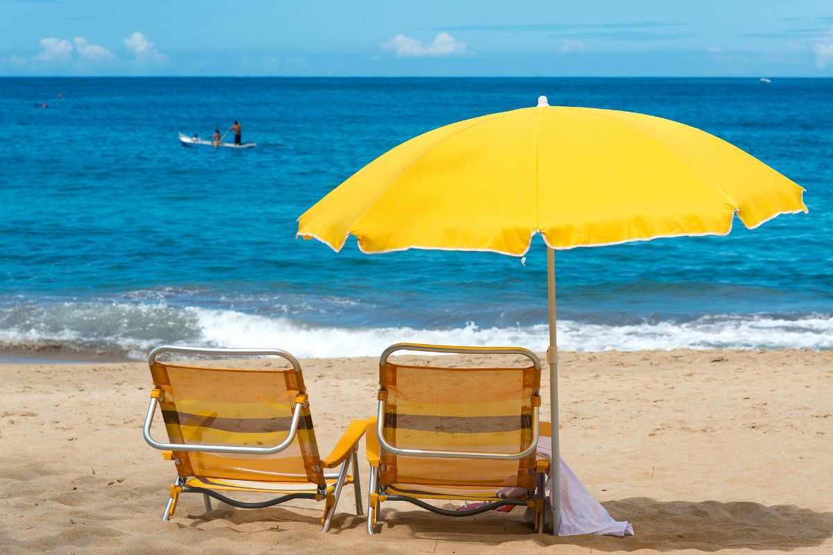 Sdraio e ombrellone in spiaggia