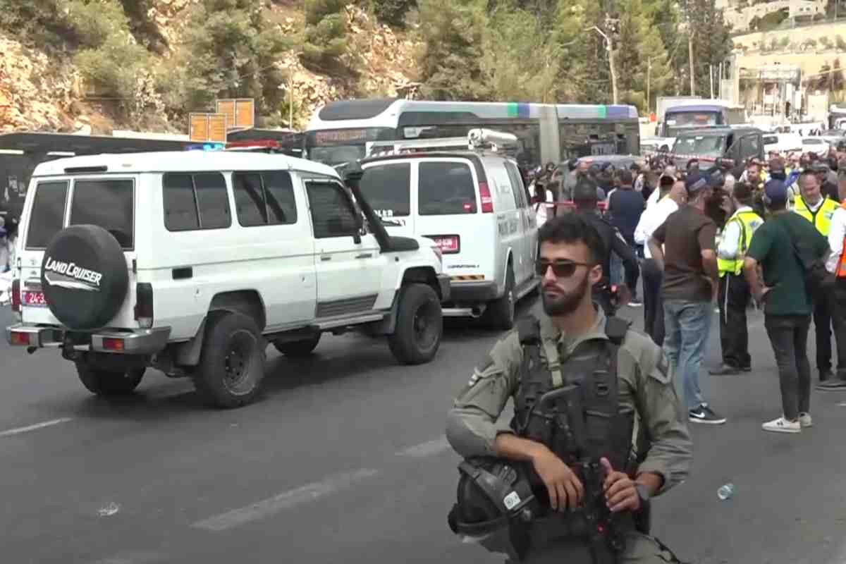 Un soldato sul luogo dell'attentato a gerusalemme