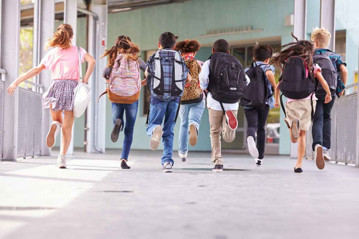 Studenti corrono in classe