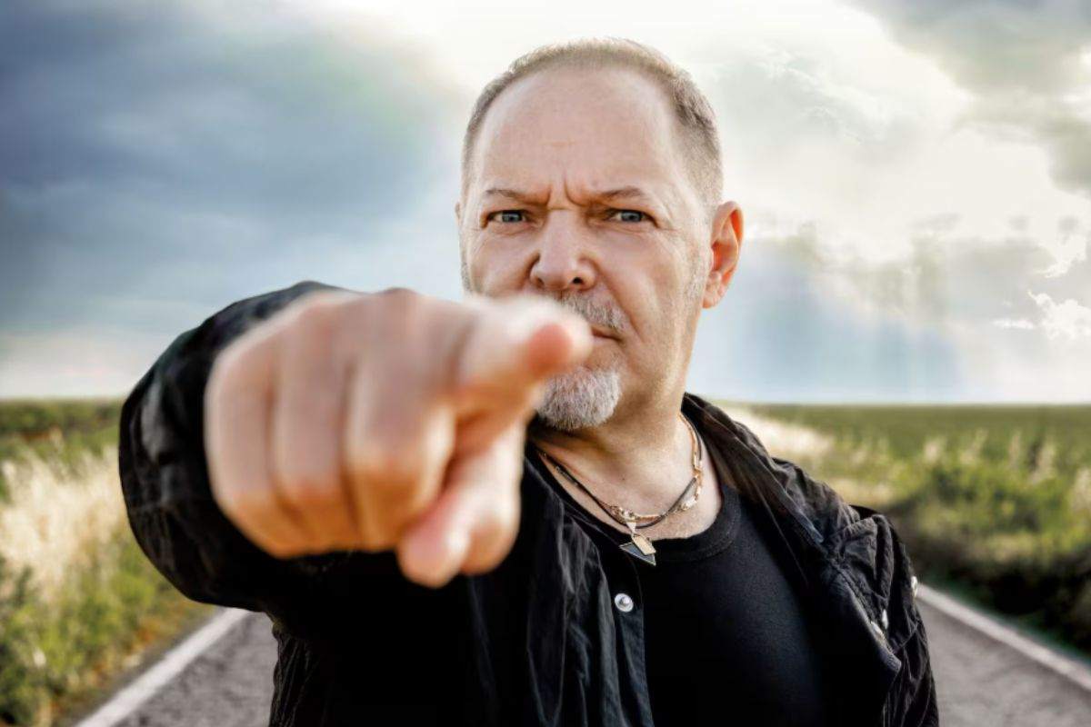 Vasco Rossi in posa per una locandina